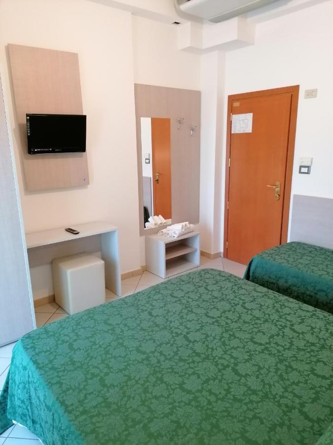 Hotel Andrea'S Rimini Esterno foto