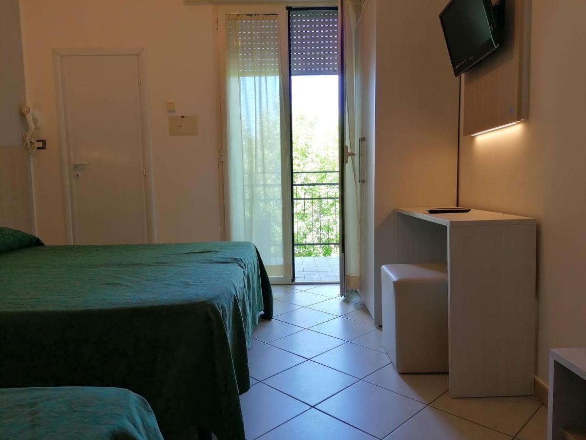 Hotel Andrea'S Rimini Esterno foto